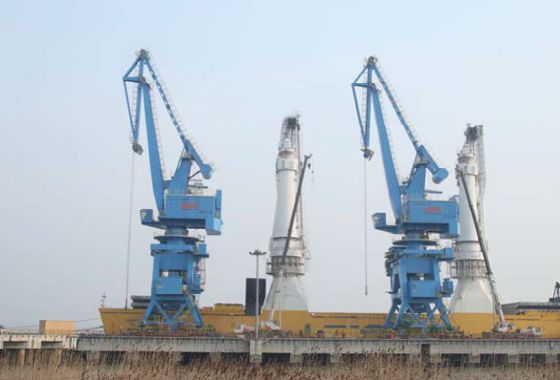 केबिन कंट्रोल 30ton हार्बर पोर्टल क्रेन डॉक जिब गैन्ट्री क्रेन फोर लिंक टाइप